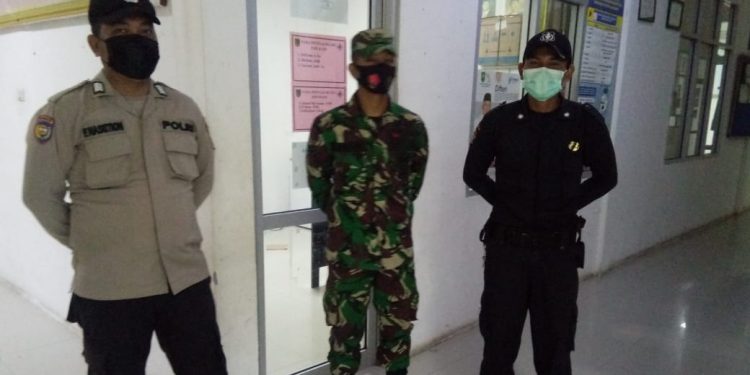 Polri dan TNI Laksanakan Pengamanan Vaksin Sinovac ( Covid 19 ) di Puskesmas Panipahan Wilayah Hukum Polsek Panipahan.