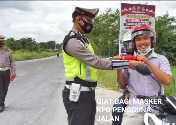 Satlantas Polres Rokan Hilir Menggelar Kegiatan Simpatik Berupa Pembagian Masker Kepada Pengguna Jalan Saat di Depan Mapolres Rokan Hilir