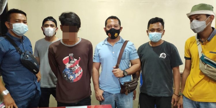 Kapolsek Panipahan beserta tim reskrim berhasil tangkap satu dari dua pelaku pencurian dengan kekerasan yang menyebabkan hilangnya nyawa korban