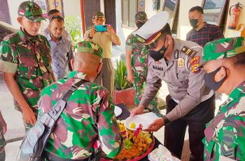 Dalam HUT Bhayangkara, Koramil 04 Tualang Memberikan Tumpeng Kepada Polsek Tualang