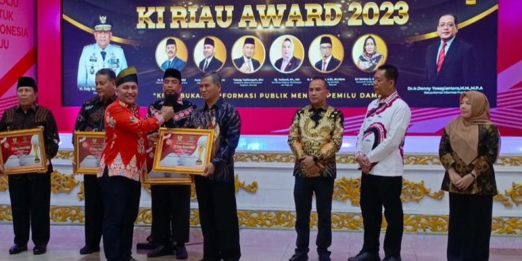 Rohil Terima KI Award 2023 Kategori Peringkat Informatif se-Kabupaten/kota