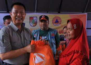 Sekdako Pekanbaru Serahkan Bantuan ke 320 KK Terdampak Banjir 