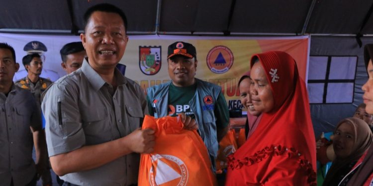 Sekdako Pekanbaru Serahkan Bantuan ke 320 KK Terdampak Banjir 