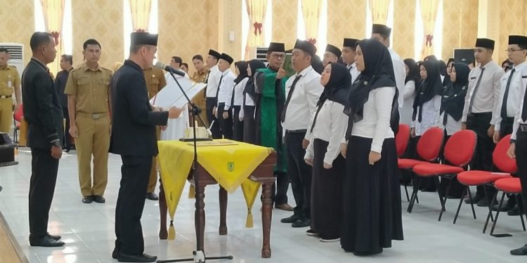 Bupati Rohil Serahkan 84 SK PNS Formasi 2021 dan Lantik Jabatan Fungsional Tertentu