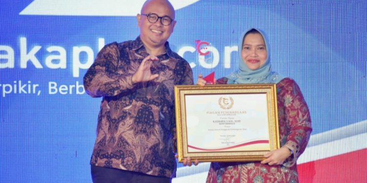 Bupati Kasmarni Bergelar Datuk Seri Setia Amanah Terima Penghargaan Cakaplah Award 2024