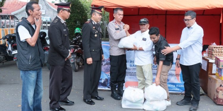 Bekerja Sama Dengan Aliansi Wartawan , Polres Payakumbuh Serahkan Bantuan Untuk Korban Banjir Sumbar