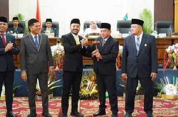 Pelantikan Anggota DPRD Solok Selatan, Ini Pesan Bupati Khairunnas