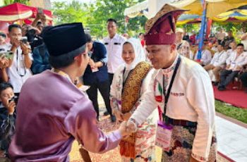 Pasangan Petahana Diantar Seribuan Simpatisan ke KPU Bengkalis, KBS Disambut Tarian Persembahan 