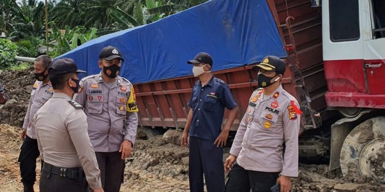 Polsek Tanah Putih Motori Perbaikan Jalan Rusak di KM21 Menggala Sempurna