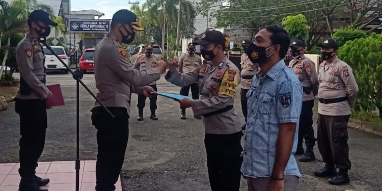 Polsek Tanah Putih Motori Perbaikan Jalan Rusak di KM21 Menggala Sempurna