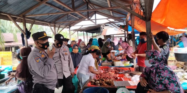 Personel Sat Binmas Polres Rohil laksanakan Sosialisasi peraturan Bupati Rohil no. 52 tahun 2020