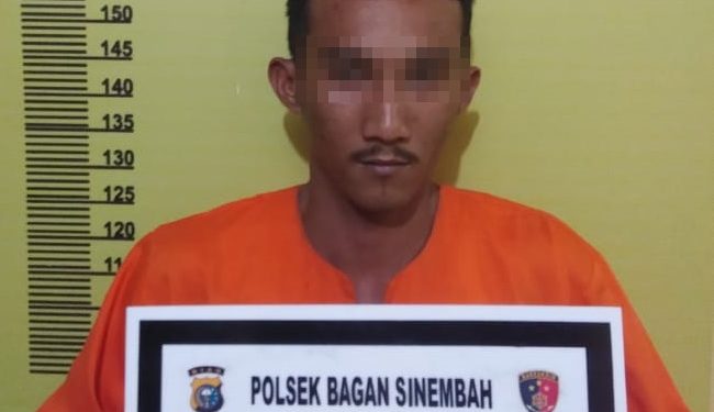 Kapolda Riau Menerima Penghargaan Dari Siber Riau Award