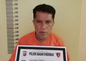 Kapolda Riau Menerima Penghargaan Dari Siber Riau Award