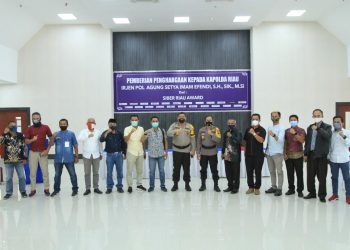 Kapolda Riau Menerima Penghargaan Dari Siber Riau Award