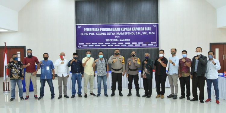 Kapolda Riau Menerima Penghargaan Dari Siber Riau Award