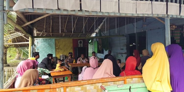 Polsek Panipahan Laksanakan Kegiatan Pendampingan Pembagian Program Keluarga Harapan ( PKH )