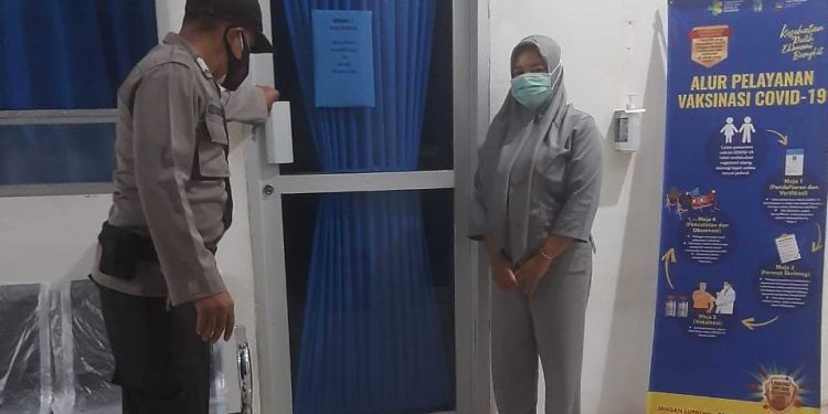 Polri dan TNI Laksanakan Pengamanan Vaksin Sinovac ( Covid 19 ) di Puskesmas Panipahan Wilayah Hukum Polsek Panipahan.