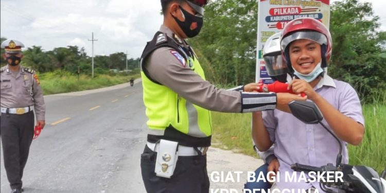 Satlantas Polres Rokan Hilir Menggelar Kegiatan Simpatik Berupa Pembagian Masker Kepada Pengguna Jalan Saat di Depan Mapolres Rokan Hilir