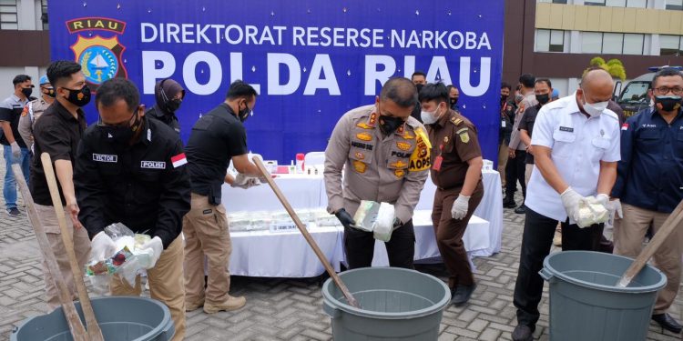 Kapolda Riau Release Penangkapan Narkoba Jenis Cair Dan Musnahkan 20 KG Sabu