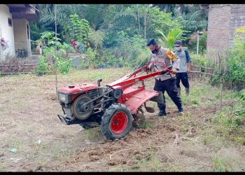 Bhabinkamtibnas Polsek Simpang Kanan Laksanakan Kegiatan Pengolahan Tanah Untuk Persiapan Lahan Pertanian dan Perikanan di Lokasi Ketahanan Pangan di Wilayah Polsek Simpang Kanan.