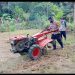 Bhabinkamtibnas Polsek Simpang Kanan Laksanakan Kegiatan Pengolahan Tanah Untuk Persiapan Lahan Pertanian dan Perikanan di Lokasi Ketahanan Pangan di Wilayah Polsek Simpang Kanan.