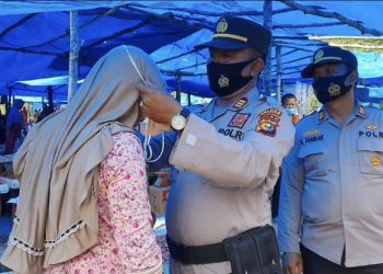 Bhabinkamtibnas Polsek Simpang Kanan Laksanakan Kegiatan Pengolahan Tanah Untuk Persiapan Lahan Pertanian dan Perikanan di Lokasi Ketahanan Pangan di Wilayah Polsek Simpang Kanan.