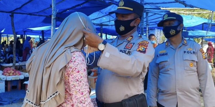 Bhabinkamtibnas Polsek Simpang Kanan Laksanakan Kegiatan Pengolahan Tanah Untuk Persiapan Lahan Pertanian dan Perikanan di Lokasi Ketahanan Pangan di Wilayah Polsek Simpang Kanan.