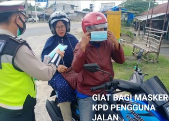 Bhabinkamtibnas Polsek Simpang Kanan Laksanakan Kegiatan Pengolahan Tanah Untuk Persiapan Lahan Pertanian dan Perikanan di Lokasi Ketahanan Pangan di Wilayah Polsek Simpang Kanan.
