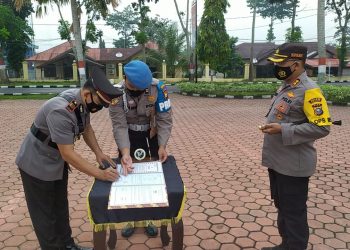 Kapolsek Panipahan beserta tim reskrim berhasil tangkap satu dari dua pelaku pencurian dengan kekerasan yang menyebabkan hilangnya nyawa korban