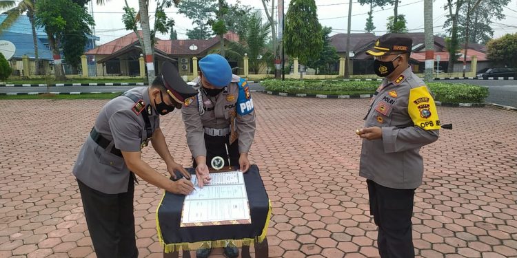Kapolsek Panipahan beserta tim reskrim berhasil tangkap satu dari dua pelaku pencurian dengan kekerasan yang menyebabkan hilangnya nyawa korban