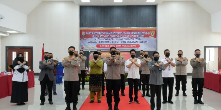 Kapolres Rokan Hilir AKBP Nurhadi Ismanto SH SIK Turun Langsung Melakukan Pemadaman dan Pendinginan Sejumlah Titik Api di Dusun 3 Kepenghuluan Labuhan Papan Kecamatan Tanah Putih Tanjung Melawan Kabupaten Rokan Hilir