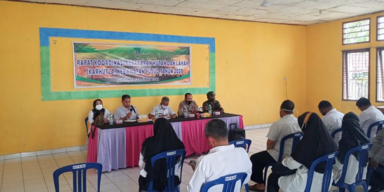 Kapolres Rokan Hilir AKBP Nurhadi Ismanto SH SIK Turun Langsung Melakukan Pemadaman dan Pendinginan Sejumlah Titik Api di Dusun 3 Kepenghuluan Labuhan Papan Kecamatan Tanah Putih Tanjung Melawan Kabupaten Rokan Hilir