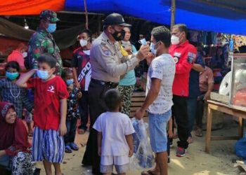 Lakukan Patroli, Polsek Langgam Sekaligus Bagikan Masker Gratis Kepada Warga