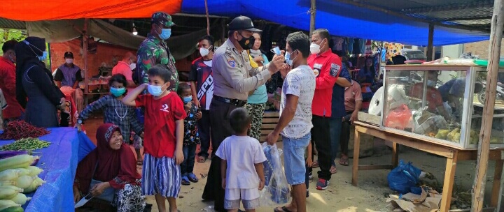 Lakukan Patroli, Polsek Langgam Sekaligus Bagikan Masker Gratis Kepada Warga
