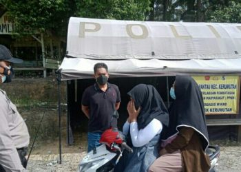 Sambangi Pengguna Jalan, Patroli Polsek Kerumutan Himbau Warga Patuhi Prokes