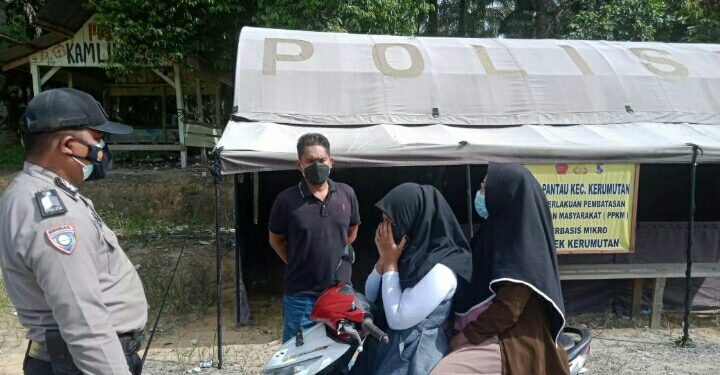 Sambangi Pengguna Jalan, Patroli Polsek Kerumutan Himbau Warga Patuhi Prokes
