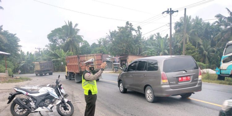 Personil Polsek Bandar Sei Kijang Antisipasi Lakalantas Jalan Lintas Timur
