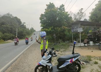 Personil Polsek Pangkalan Kuras Antisipasi Lakalantas di Jalan Lintas