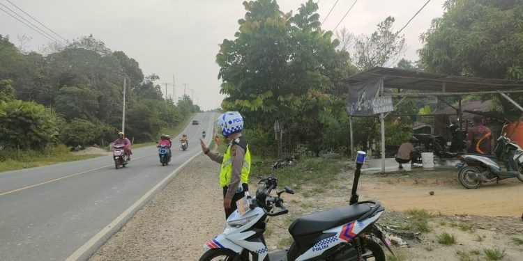 Personil Polsek Pangkalan Kuras Antisipasi Lakalantas di Jalan Lintas