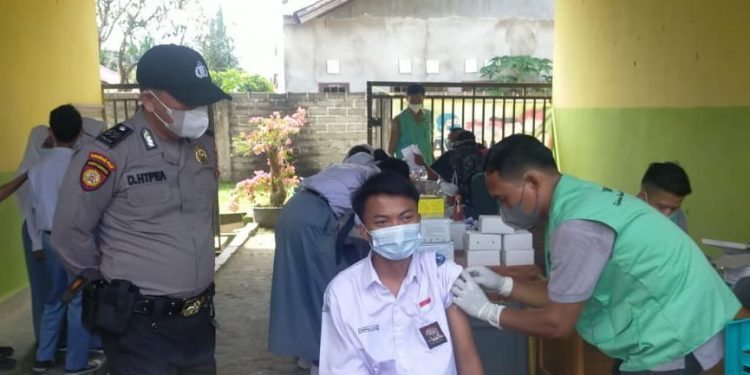 Polsek Pangkalan Lesung Dampingi Puskesmas Bersinar Lakukan Vaksinasi Terhadap Pelajar
