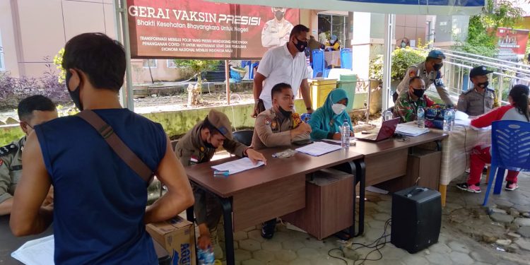 Antisipasi Kerumunan, Polsek Bandar Sei Kijang Pantau Giat Vaksinasi di Puskesmas