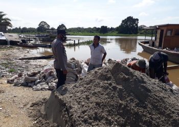 Antisipasi Banjir, Bhabinkamtibmas Polsek Pangkalan Kerinci Monitoring Kenaikan Volume Air Sungai Kualo