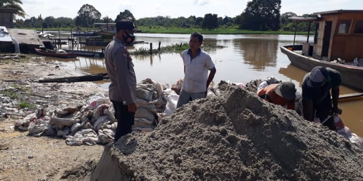 Antisipasi Banjir, Bhabinkamtibmas Polsek Pangkalan Kerinci Monitoring Kenaikan Volume Air Sungai Kualo