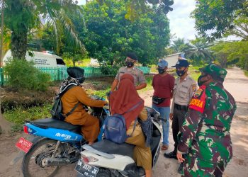 Polisi dan TNI Pantau Penertiban Prokes Masyarakat di Kelurahan Teluk Meranti Pelalawan