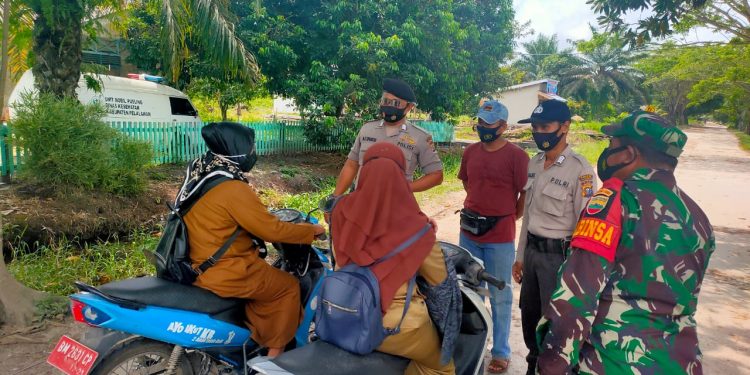 Polisi dan TNI Pantau Penertiban Prokes Masyarakat di Kelurahan Teluk Meranti Pelalawan