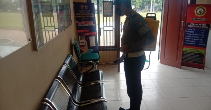 Antisipasi Covid-19, Polsek Pangkalan Lesung Rutin Semprot Mako dan Asrama dengan Disinfektan