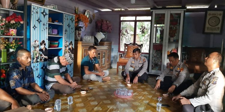 Kapolsek Ukui Jalin Silaturhami dengan Para Tokoh Dusun Toro