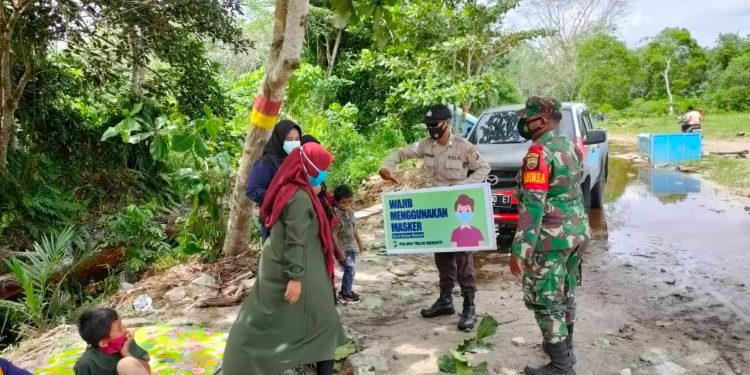 Bersama TNI, Polsek Teluk Meranti Operasi Yustisi di Wisata Pantai Ogis
