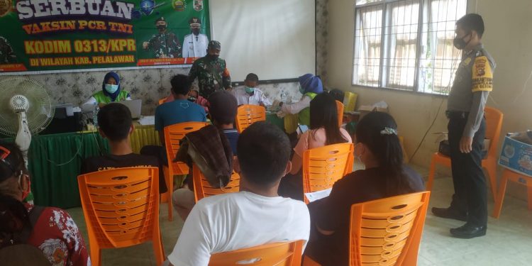 Bhabinkamtibmas Polsubsektor Pelalawan dan TNI Terus Pantau Gerai Vaksinasi di Wilkum