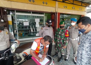 Temukan Pelanggar Prokes, Polsek Pangkalan Kerinci Lakukan Teguran Ditempat